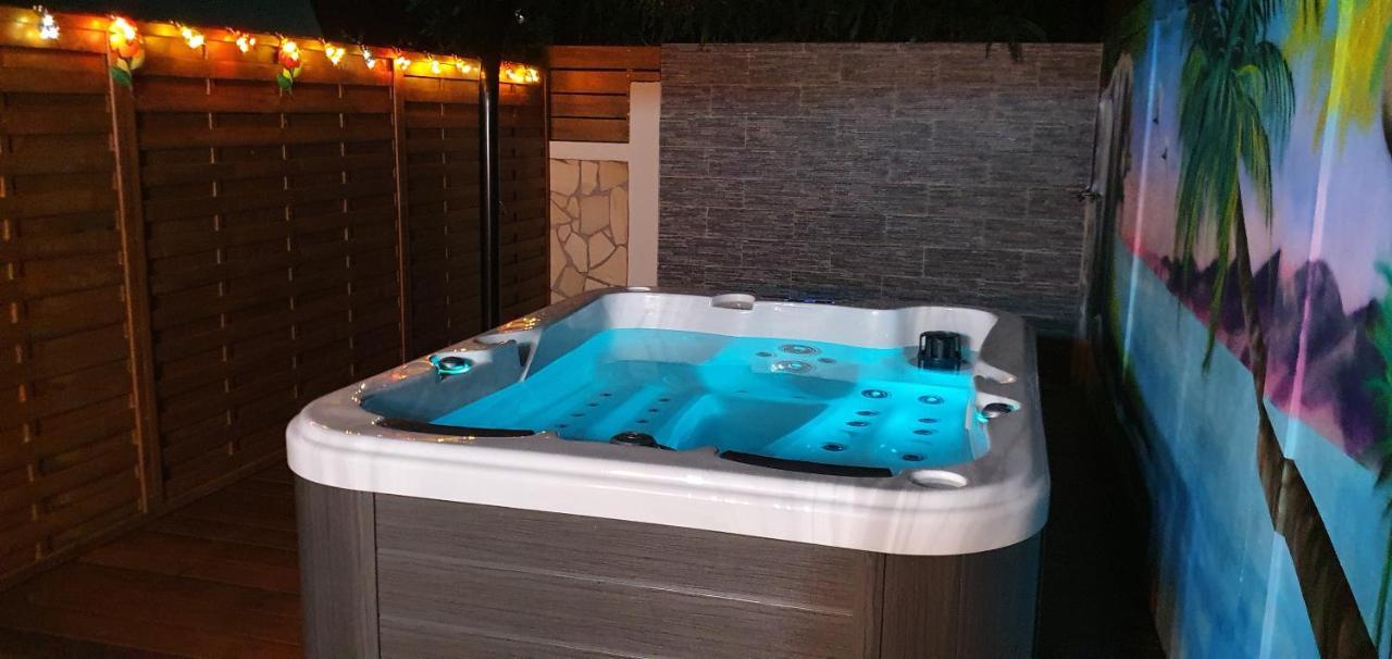 "Chez Claudia "Charmant Logement Avec Jacuzzi Privatif En Toute Intimite Sur Belle Terrasse Exterieure En Bois Et Piscine Courcelles エクステリア 写真