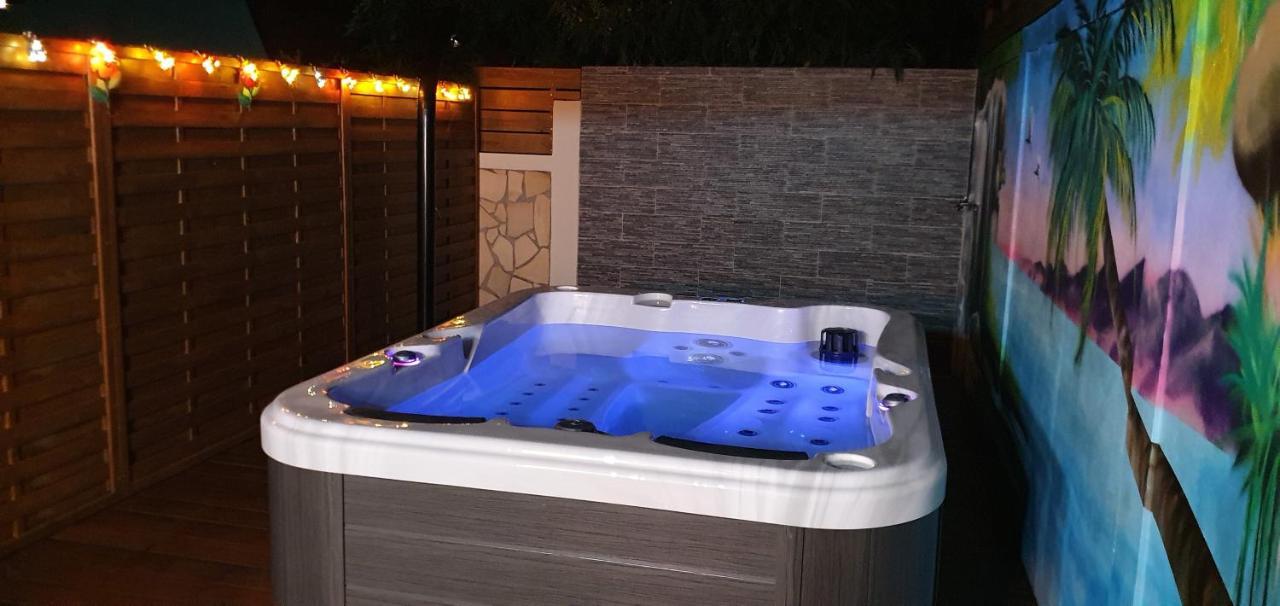 "Chez Claudia "Charmant Logement Avec Jacuzzi Privatif En Toute Intimite Sur Belle Terrasse Exterieure En Bois Et Piscine Courcelles エクステリア 写真