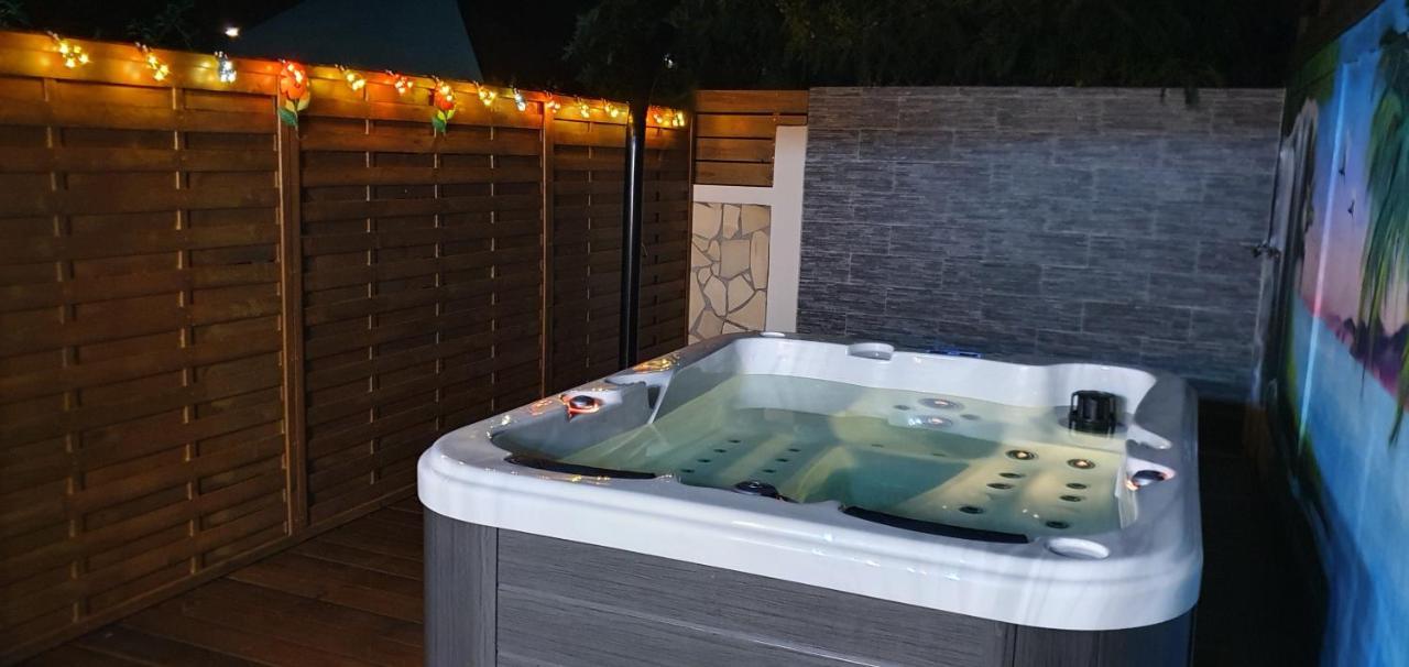 "Chez Claudia "Charmant Logement Avec Jacuzzi Privatif En Toute Intimite Sur Belle Terrasse Exterieure En Bois Et Piscine Courcelles エクステリア 写真
